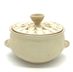 C PCH 054-0485, Ivory colored dish with lid by Margaret Pachl
